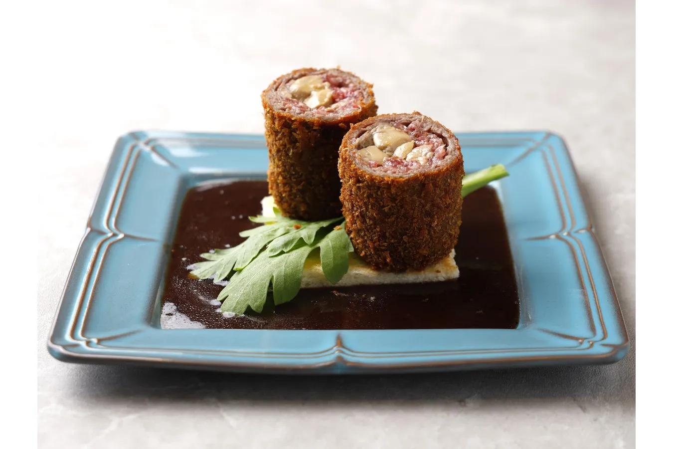 ▲「黒毛和牛とフォアグラのレアカツ 黒トリュフソース」