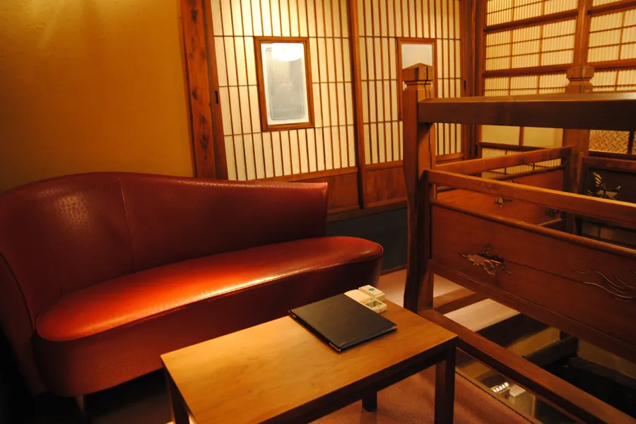 「隠れ小部屋」でお忍び旅行気分・・・渋谷の古民家リノベBARでオトナの二軒目デート