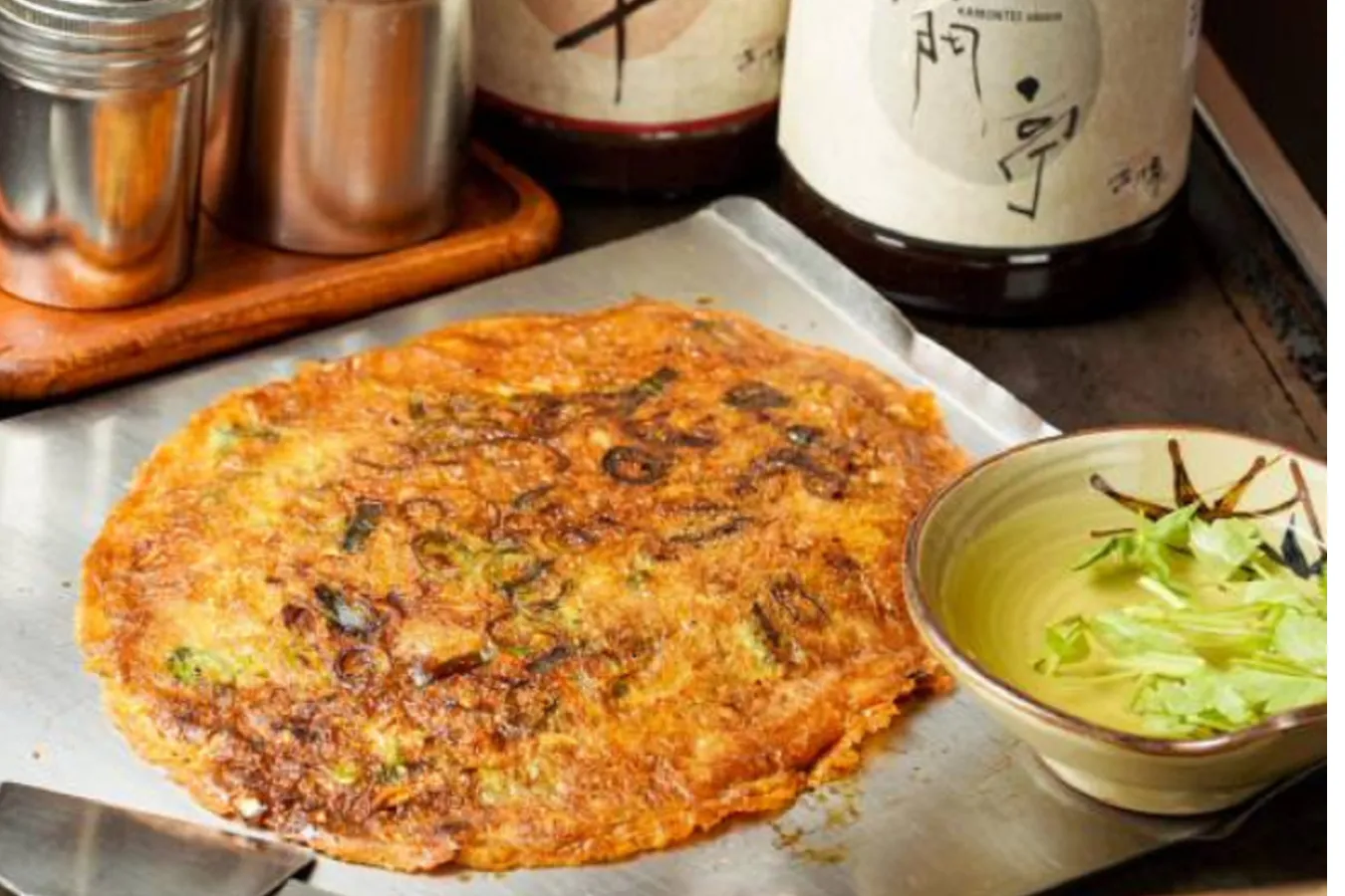 ▲だしに浸けながら食べる「花門亭」のお好み焼き「だしおこ」が東京初出店！
