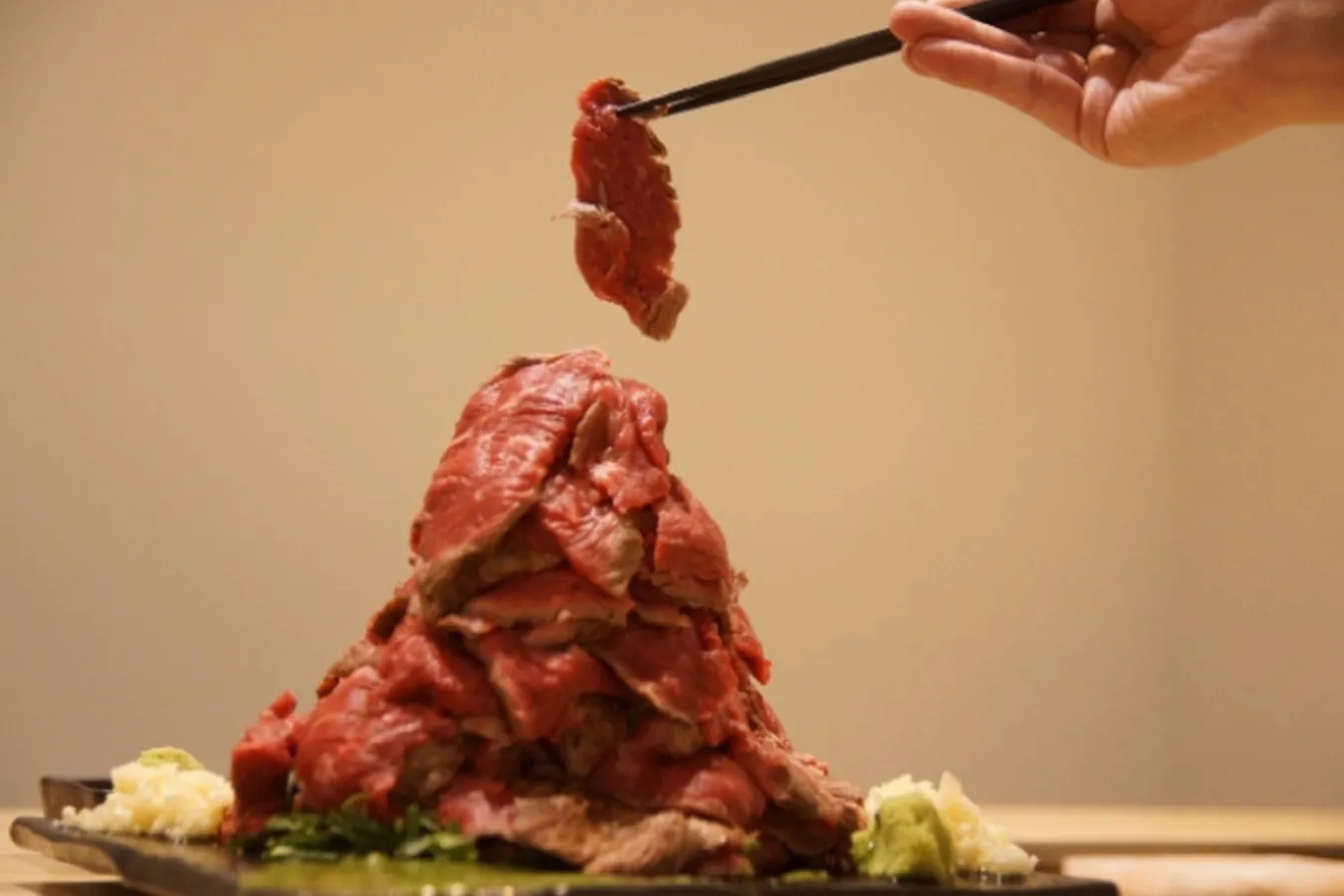 ▲「肉のヒマラヤ」。赤身肉は、「葡萄牛」のランイチいう部位を使用。ヒマラヤ岩塩で炙った後にお出汁に浸してから山葵で食べるなど、コラボ店ならではの食べ方も提供する