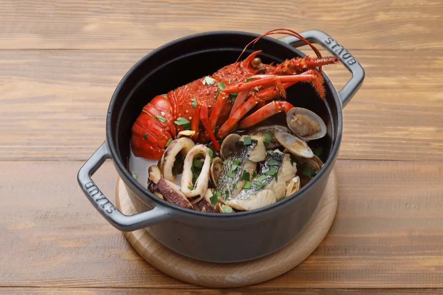▲「地もの魚介のまるごとトマト煮込み」