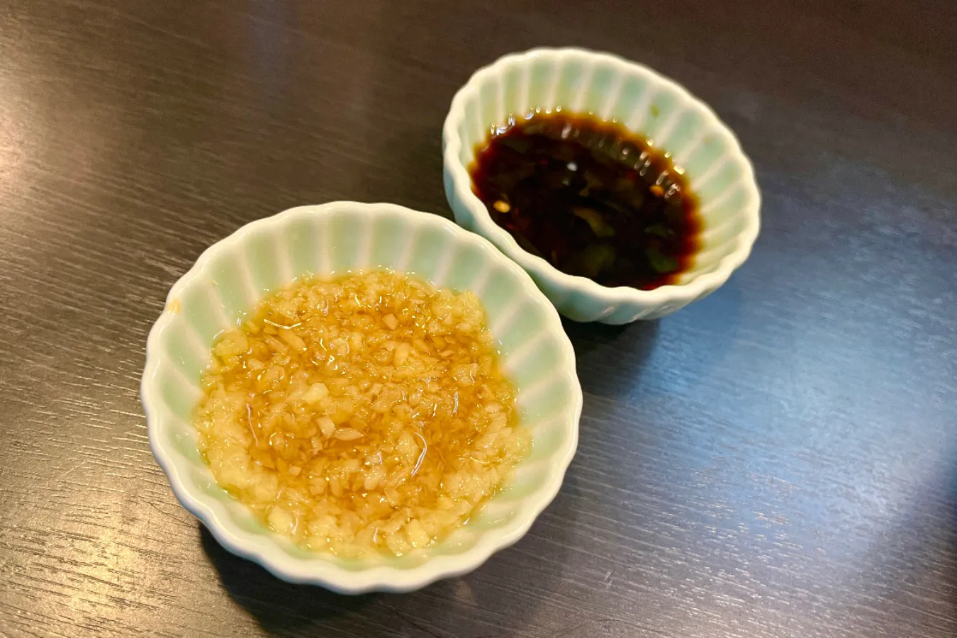 ▲生姜ダレ(左)、青唐ダレ(右)