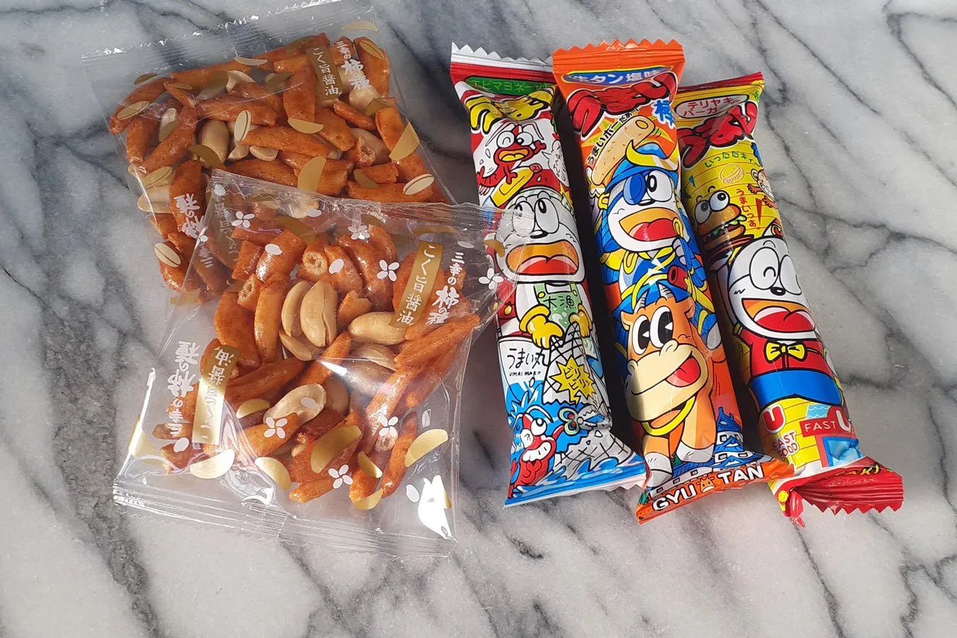▲「かきピー」(50円)「うまい棒」(各20円)