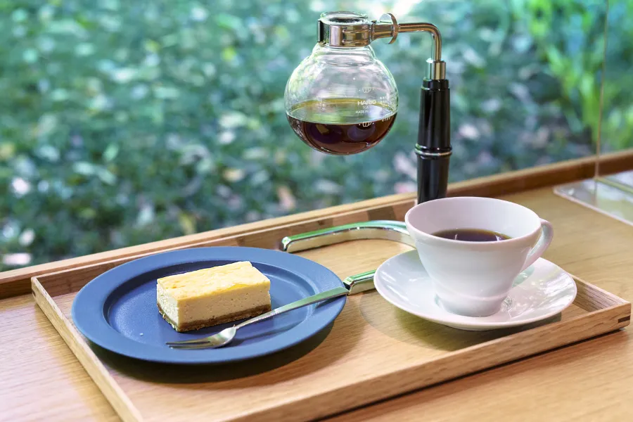 ▲たっぷり1.5杯分ほど入っているサイフォンコーヒーとチーズケーキのセット（1,700円）