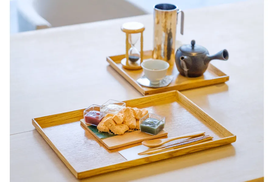 ▲「三色餡と白玉餅」と奥は「煎茶」（宇治純粋種 雁ヶ音 玉真 奥西緑芳園）1,430円（※セットで500円引）