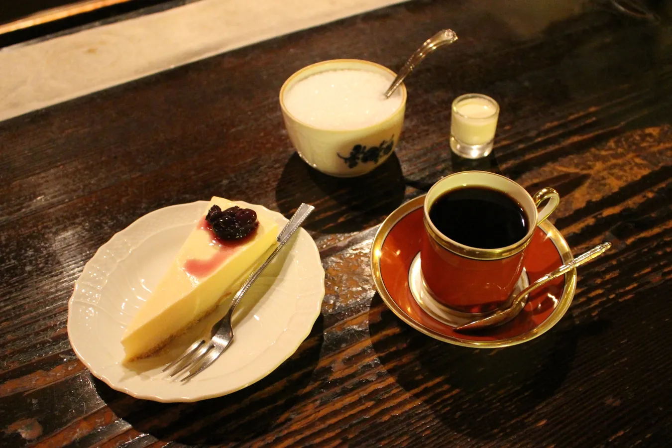 ▲「チーズケーキ」と「ニレ・ブレンド」