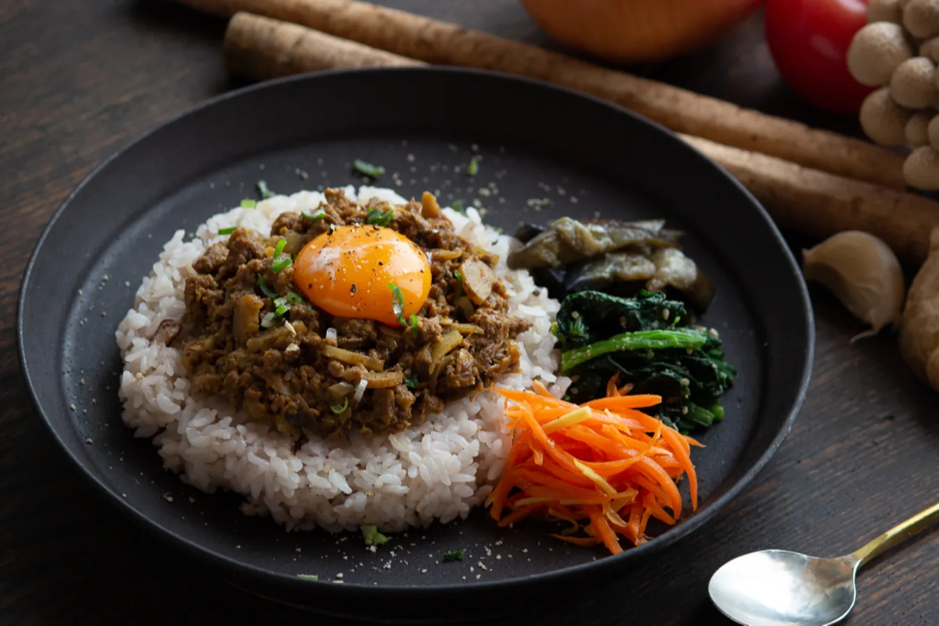 ▲「ごぼうときのこの和風キーマカレー おばんざい3種盛り」
