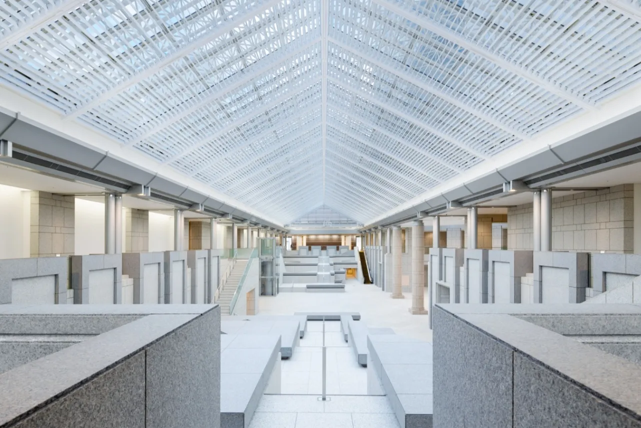 ▲「じゆうエリア」ガラス張りの天井（撮影：新津保建秀）