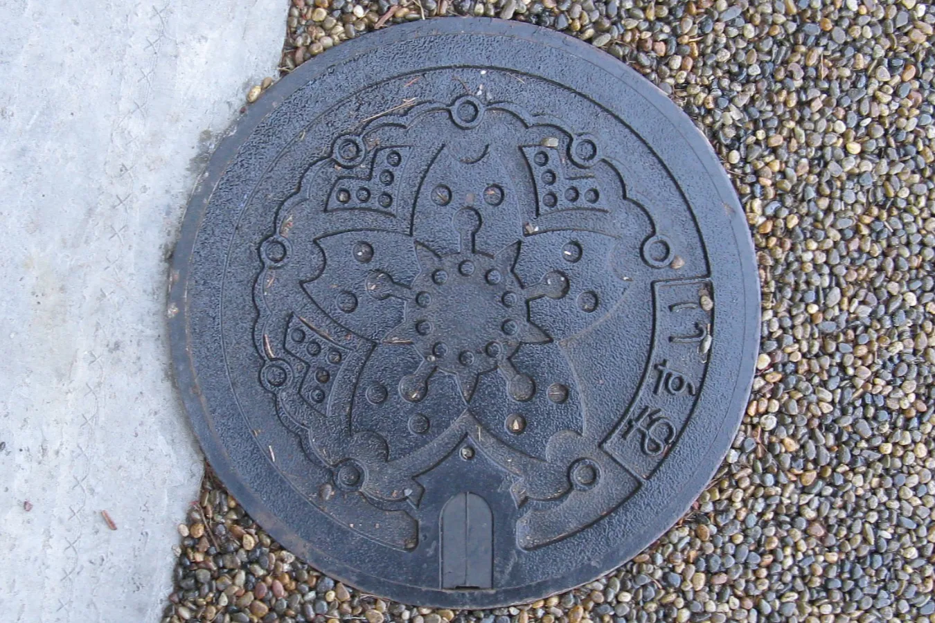 ▲汚水桝の蓋。渋谷にもたくさんあります