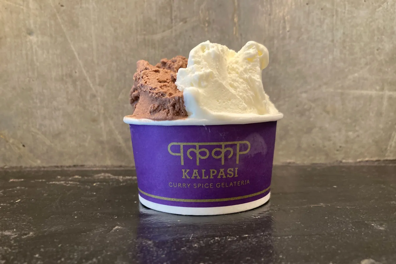 ▲「カルダモンマスカルポーネラッシー＋花椒ショコラーデ」（ダブル600円　写真提供：Curry Spice Gelateria KALPASI）