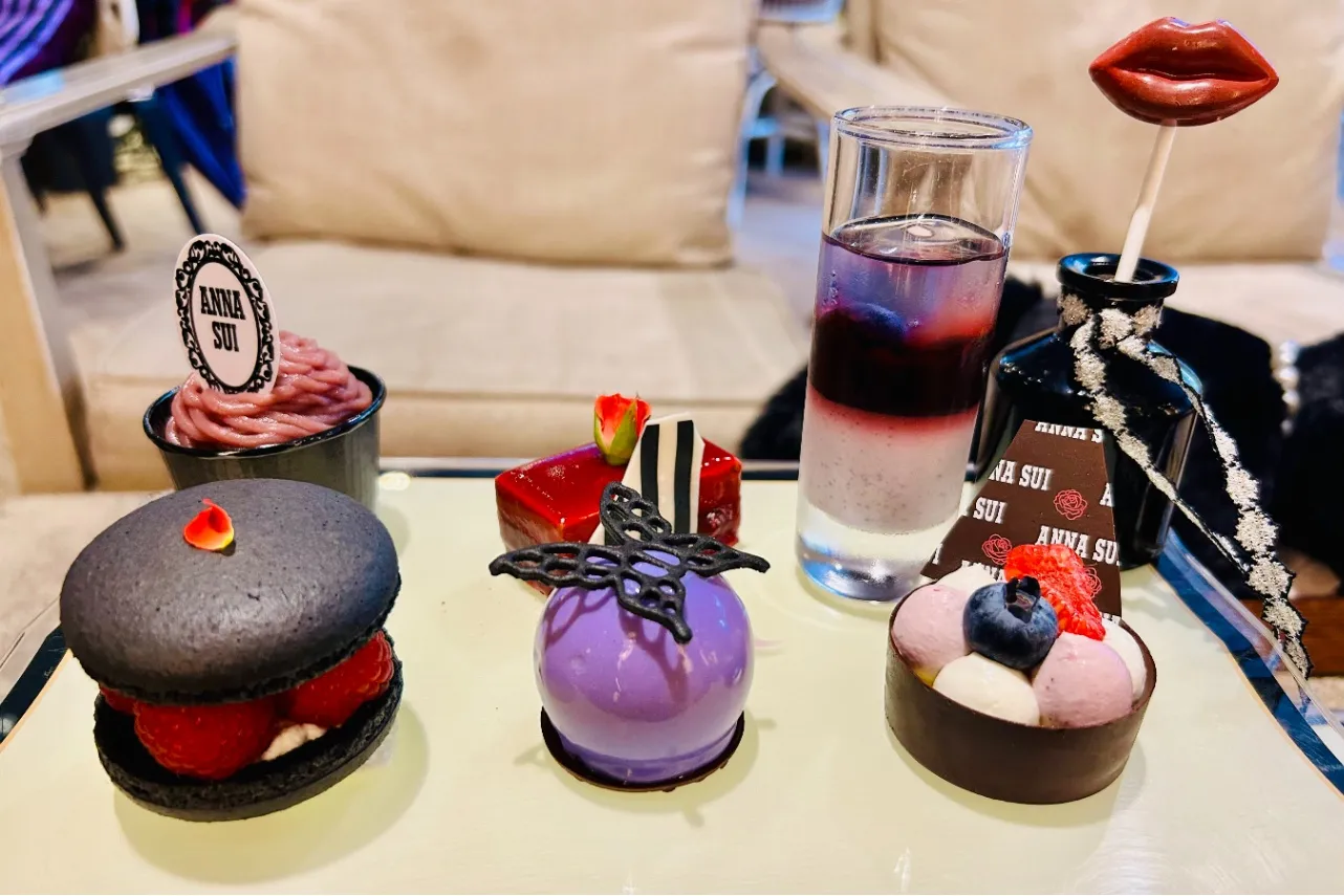 ▲「ファンタジー&ローズ アフタヌーンティー with ANNA SUI」スイーツ7種（撮影：レッツエンジョイ東京編集部）