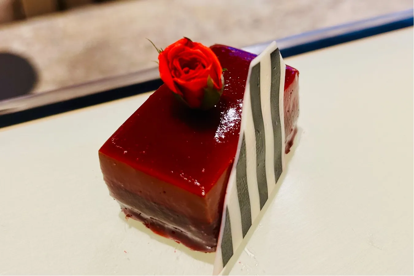 ▲艶やかなレッドカラーが目を引く「ラズベリーのレッドローズムース」（撮影：レッツエンジョイ東京編集部）