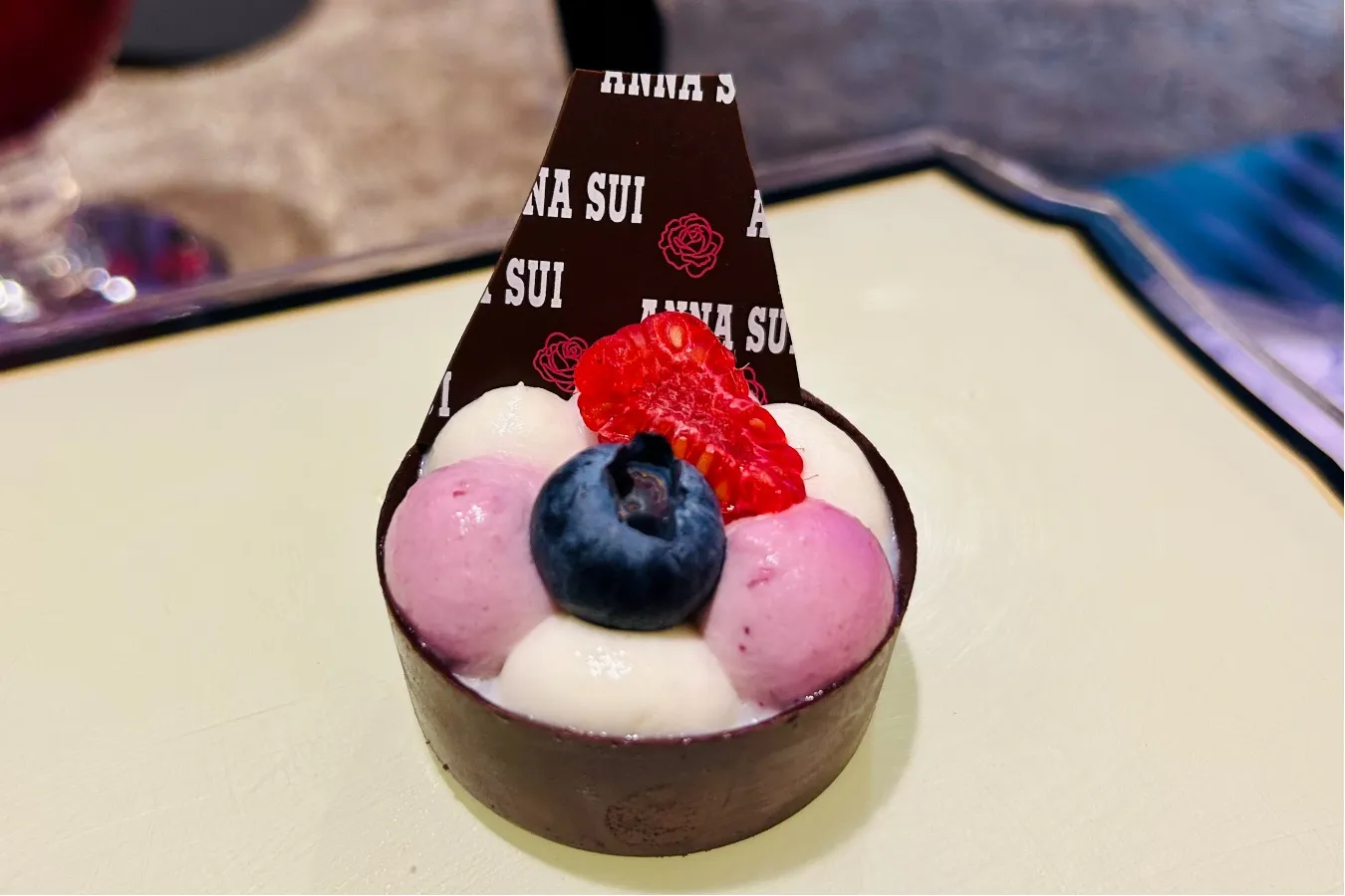 ▲ANNA SUIのロゴチョコシートが飾られた「ベリーのチョコレートタルト」（撮影：レッツエンジョイ東京編集部）
