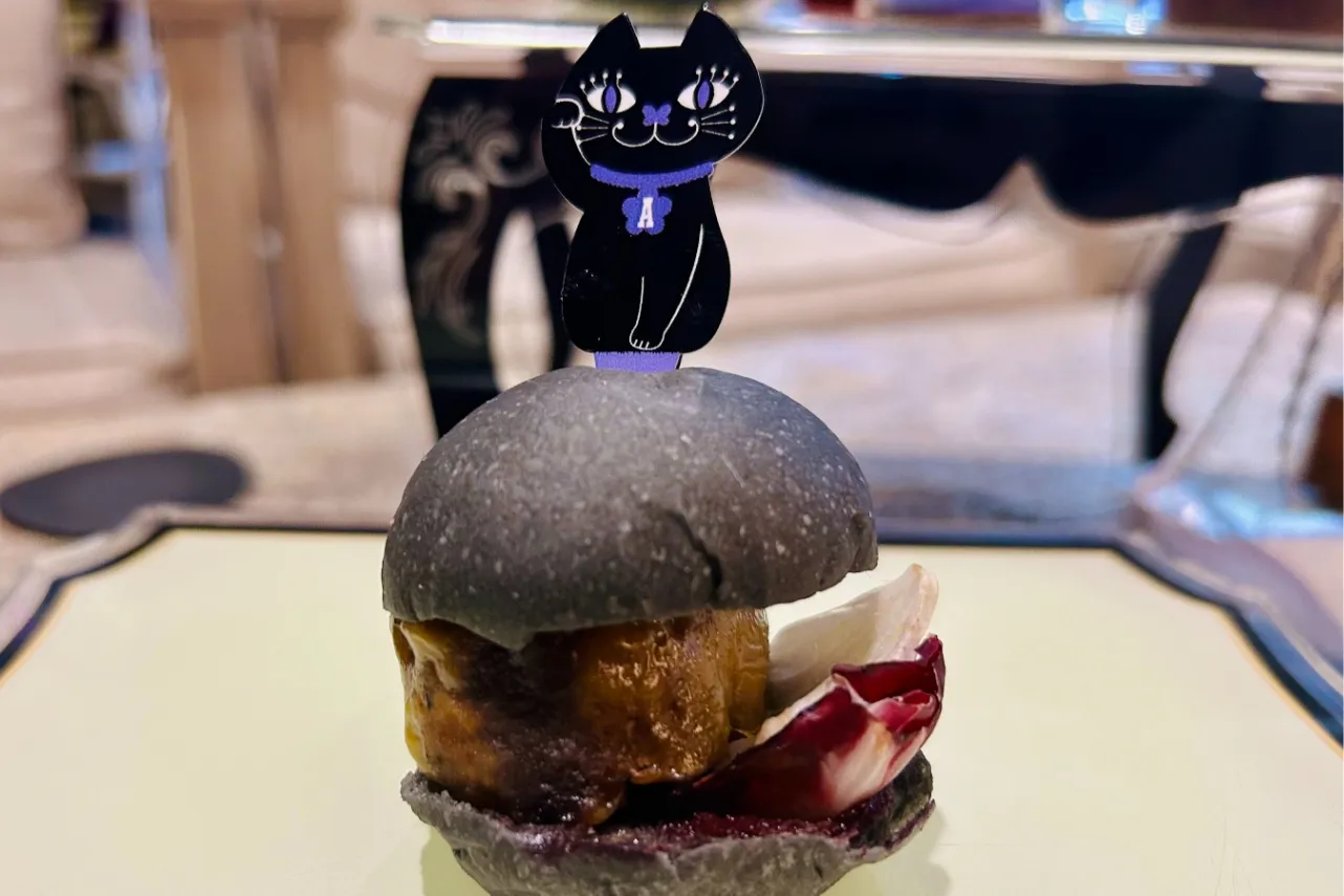 ▲「黒猫のTITI（ティティ）のブラックバーガー」（撮影：レッツエンジョイ東京編集部）