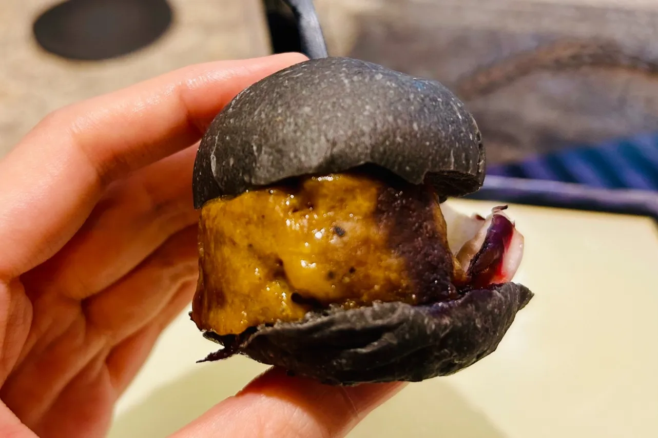 ▲分厚めのパティがサンドされていて、ミニサイズながら食べ応えバツグン！（撮影：レッツエンジョイ東京編集部）