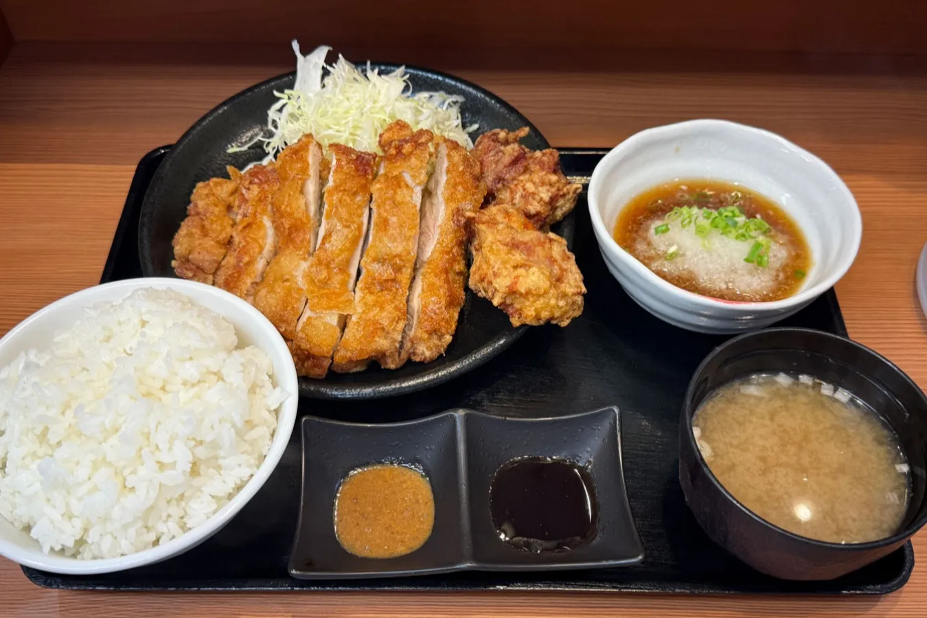 ※写真は「特盛大判から揚げ定食」（おろしポン酢をトッピング）