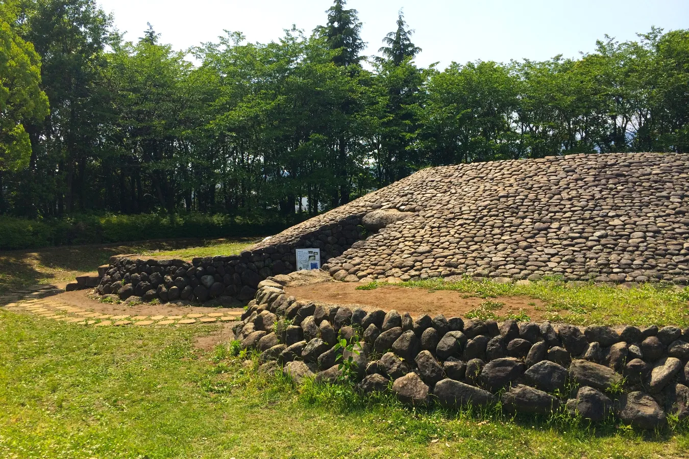 ▲桜土手1号墳をモデルにして復原された古墳