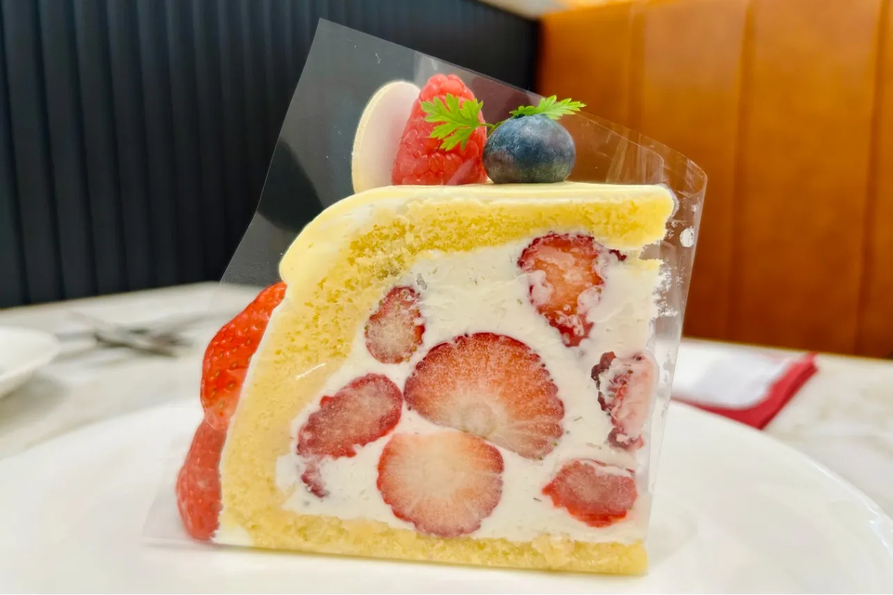 ▲中にもイチゴがゴロゴロと入っている！（撮影：レッツエンジョイ東京編集部）