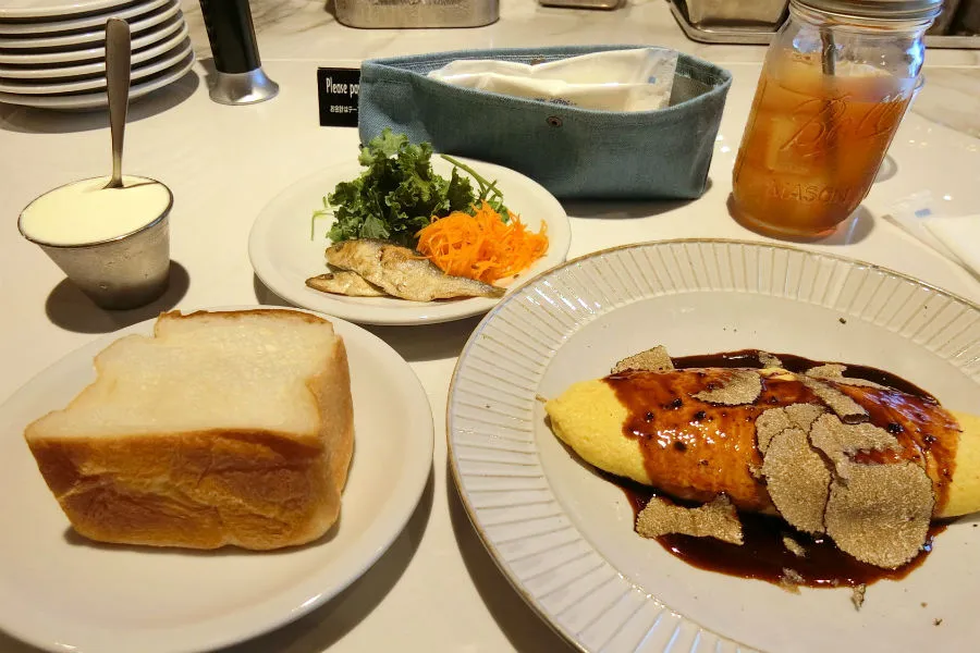名物の“世界一ふわふわ”な食パンに感動！焼き立てパンとトリュフオムレツも付く超お得ランチを発見