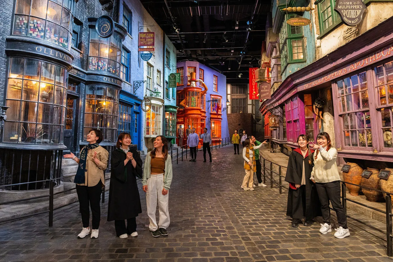 ▲ダイアゴン横丁
‘Wizarding World’ and all related names, characters and indicia are trademarks of and © Warner Bros. Entertainment Inc. – Wizarding World publishing rights © J.K. Rowling.