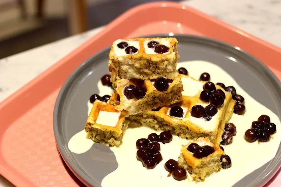 超絶人気のタピオカはスイーツに散らして食べる時代！かわいすぎる紅茶専門店のタピオカティーワッフルを実食レポート