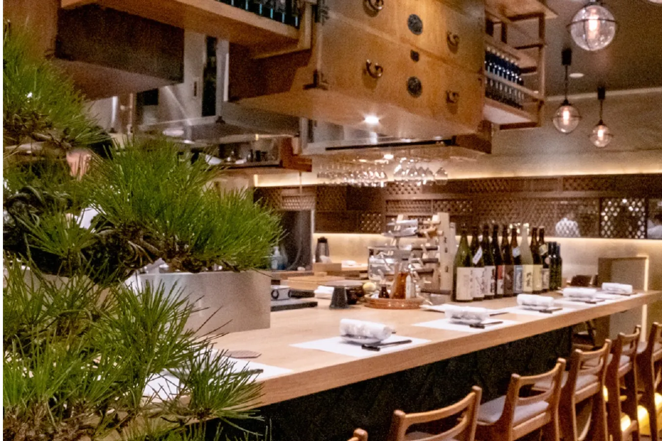 ▲旬の食材を日本酒やワインとともに味わえる。店内は随所に遊び心も散りばめられている