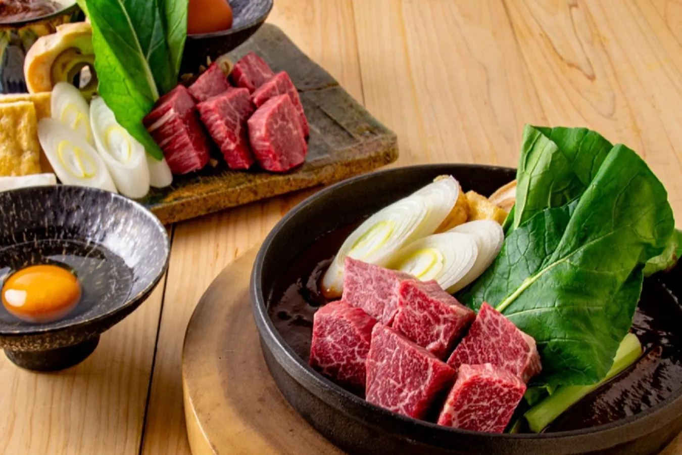 ▲「江戸肉割烹築地さゝや 焼鉄～江戸味噌牛鍋～」。和牛を大ぶりにカットした「角切り」は3,520円、とろける口どけを堪能できる「厚切りスライス」は4,180円、角切りと厚切りスライスの両方を食べ比べる「合い盛り」は3,630円