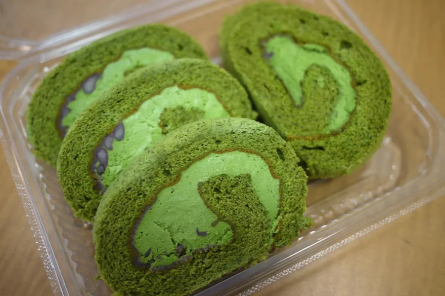 京都老舗「京はやしや」のスイーツ70％オフも！激レア抹茶ロールケーキ切り落としも手に入る！？都内工場直売店に潜入