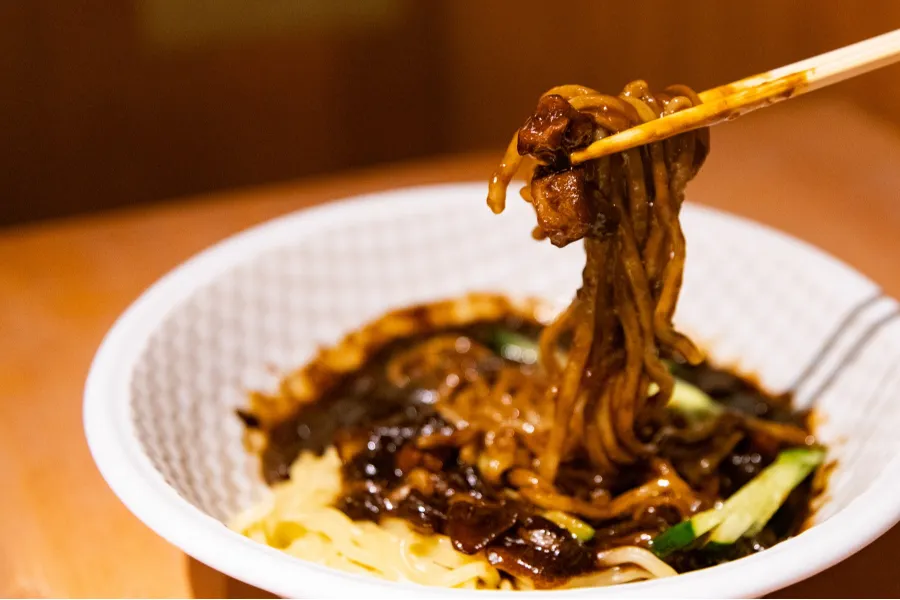 ▲濃厚な味噌ダレと麺が絡むと・・・箸が止まらない♡