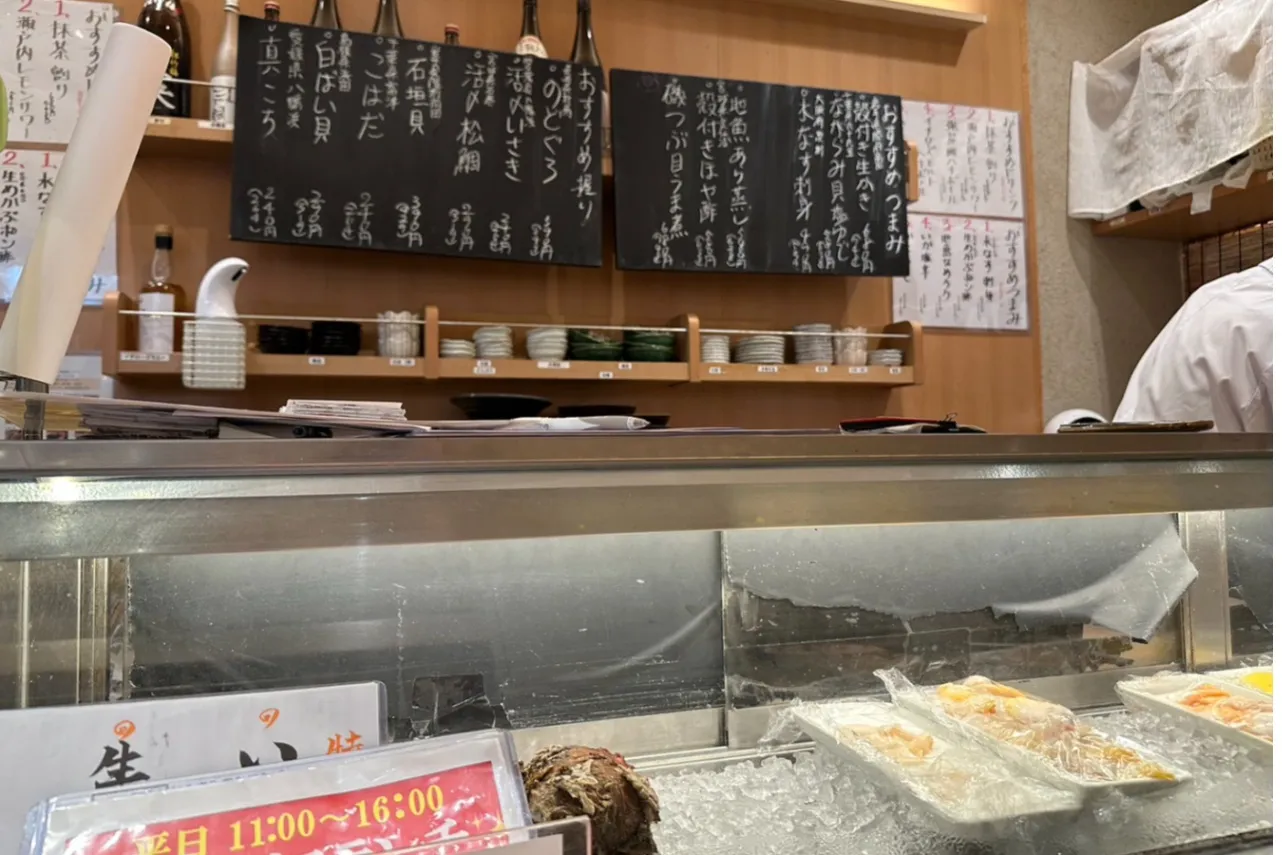 ▲店内のカウンター。目の前にはネタケース、奥には本日のオススメが書かれています