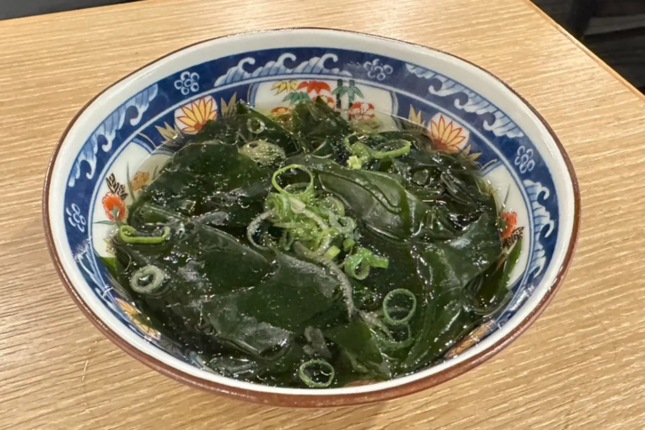 ▲あごだしが染み込んだ「わかめのおでん」（198円）