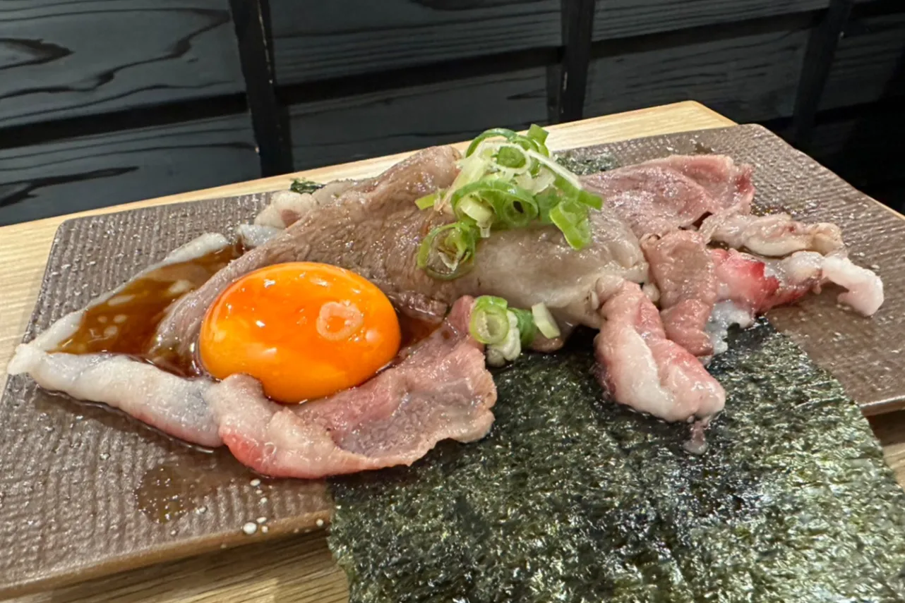 ▲破壊力バツグンの「和牛すき焼き」。肉寿司も楽しめるのがうれしい！