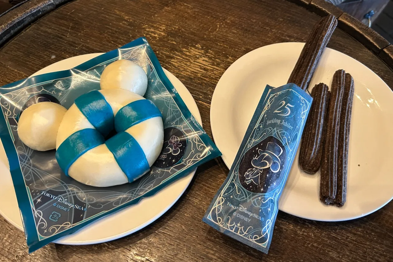▲「スペシャルうきわまん(エビ&さつまいも)」(900円、写真左)、「ミッキーチュロス(クッキー&クリーム)」(650円、写真右)