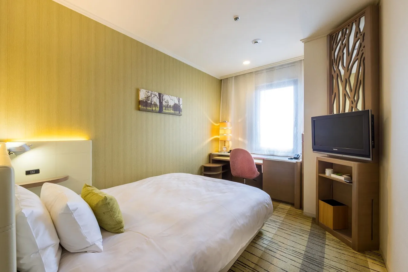 ▲コンパクトながらも明るく機能的な「スタンダードダブルルーム」