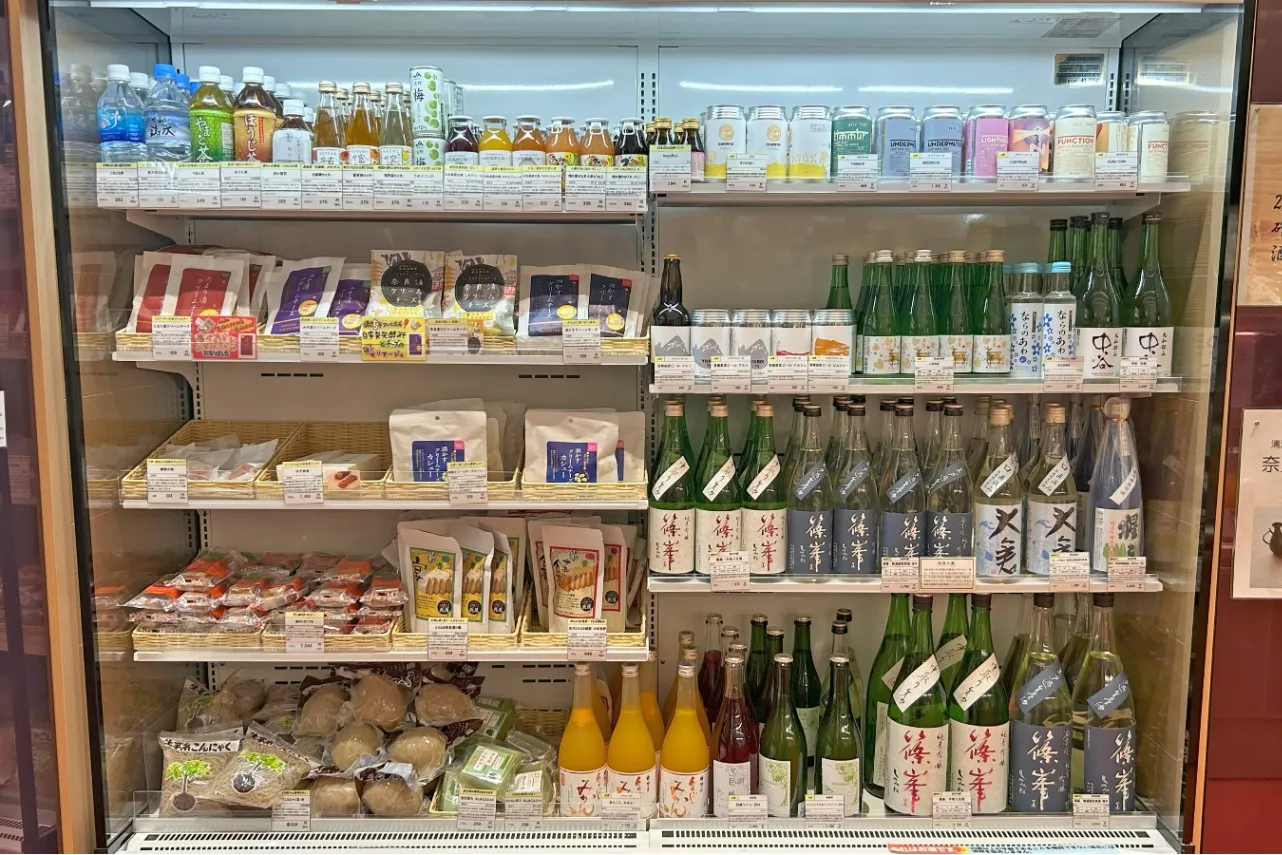▲多彩なお酒が並ぶコーナー