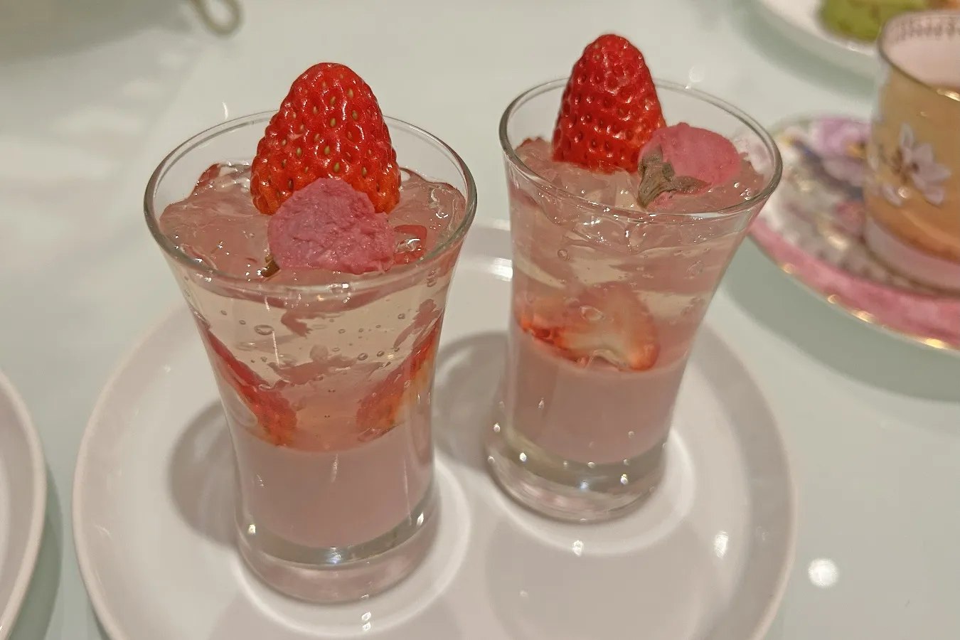 ▲「いちごと桜のヴェリーヌ」（撮影：レッツエンジョイ東京編集部）