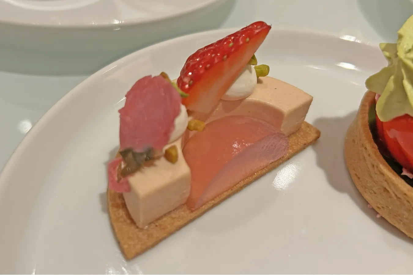 ▲「ストロベリームース 桜のアクセント」（撮影：レッツエンジョイ東京編集部）