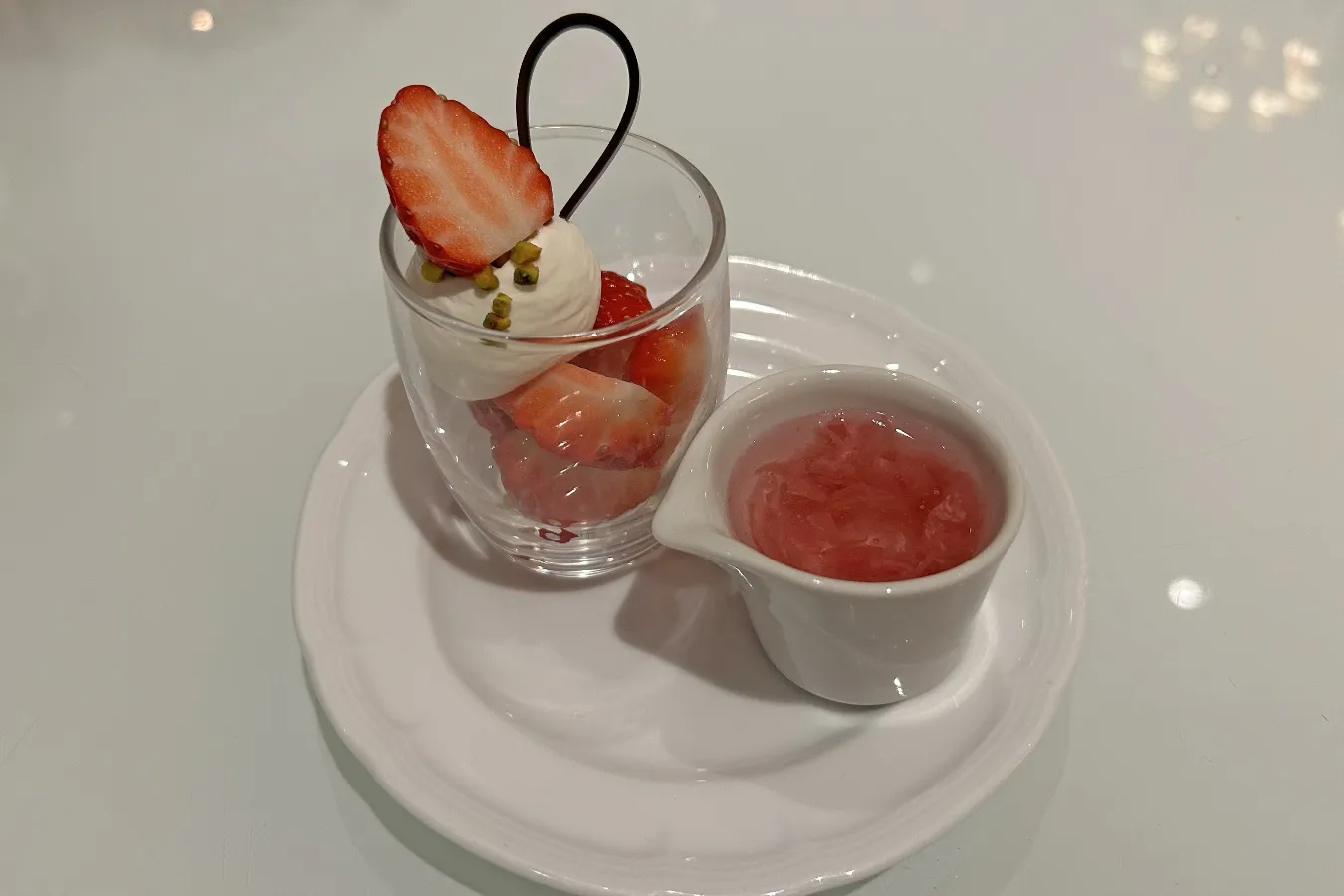 ▲桜ソースを注いで完成する「完熟紅ほっぺ 桜香るソース」（撮影：レッツエンジョイ東京編集部）