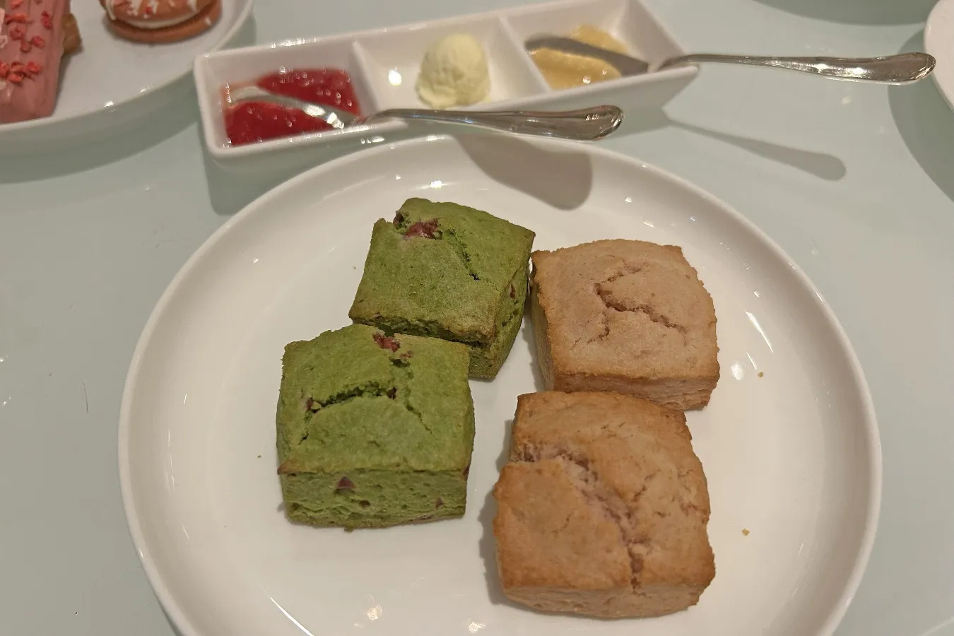 ▲春らしい2種のスコーン（撮影：レッツエンジョイ東京編集部）