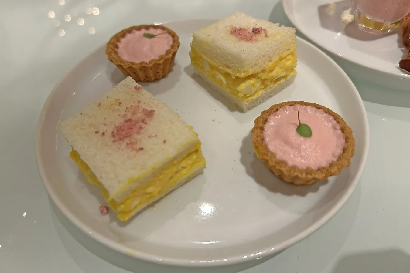 ▲左から「卵サンド 桜の香り」「キッシュ・ロレーヌ 新玉葱とビーツのエスプーマ」（撮影：レッツエンジョイ東京編集部）