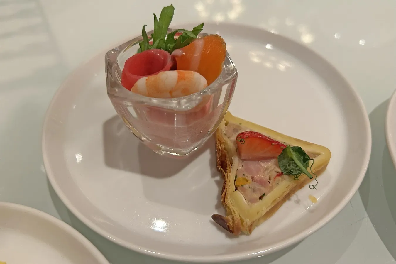▲左から「ビーツのブランマンジェ 魚介のマリネ」「鶏の三角パイ いちごのアクセント」（撮影：レッツエンジョイ東京編集部）