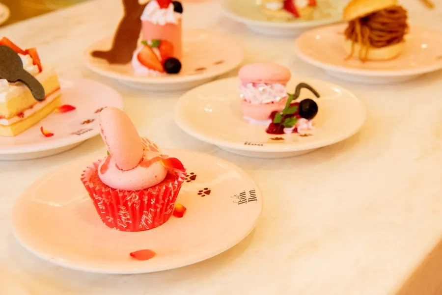 【原宿】まるでスイーツ回転寿司！“回転式”で楽しめるデザート食べ放題
