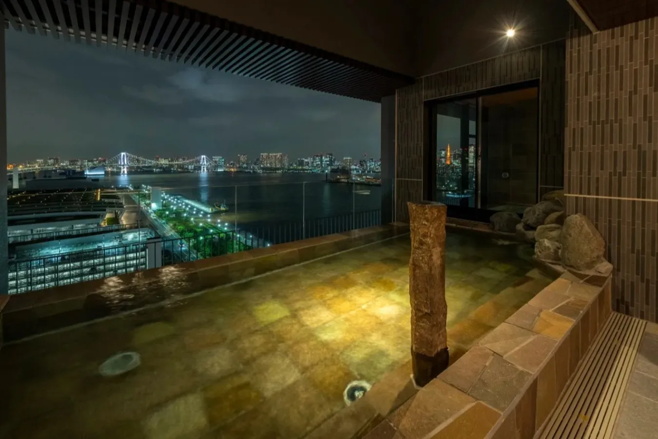 ▲男湯-露天風呂-ベイサイド・ベイブリッジ方面（夜）