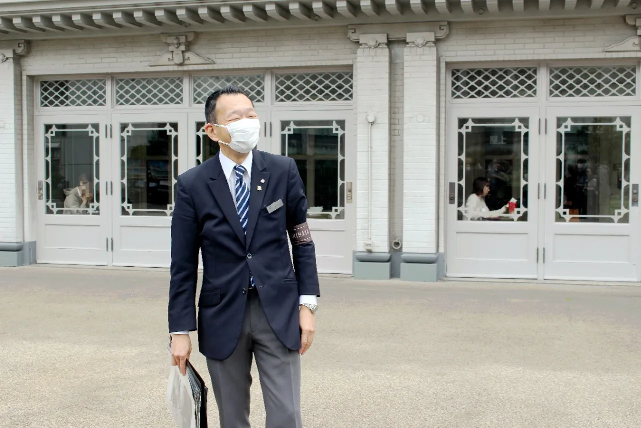 ▲屋上でツアー客と談笑する岸さん
