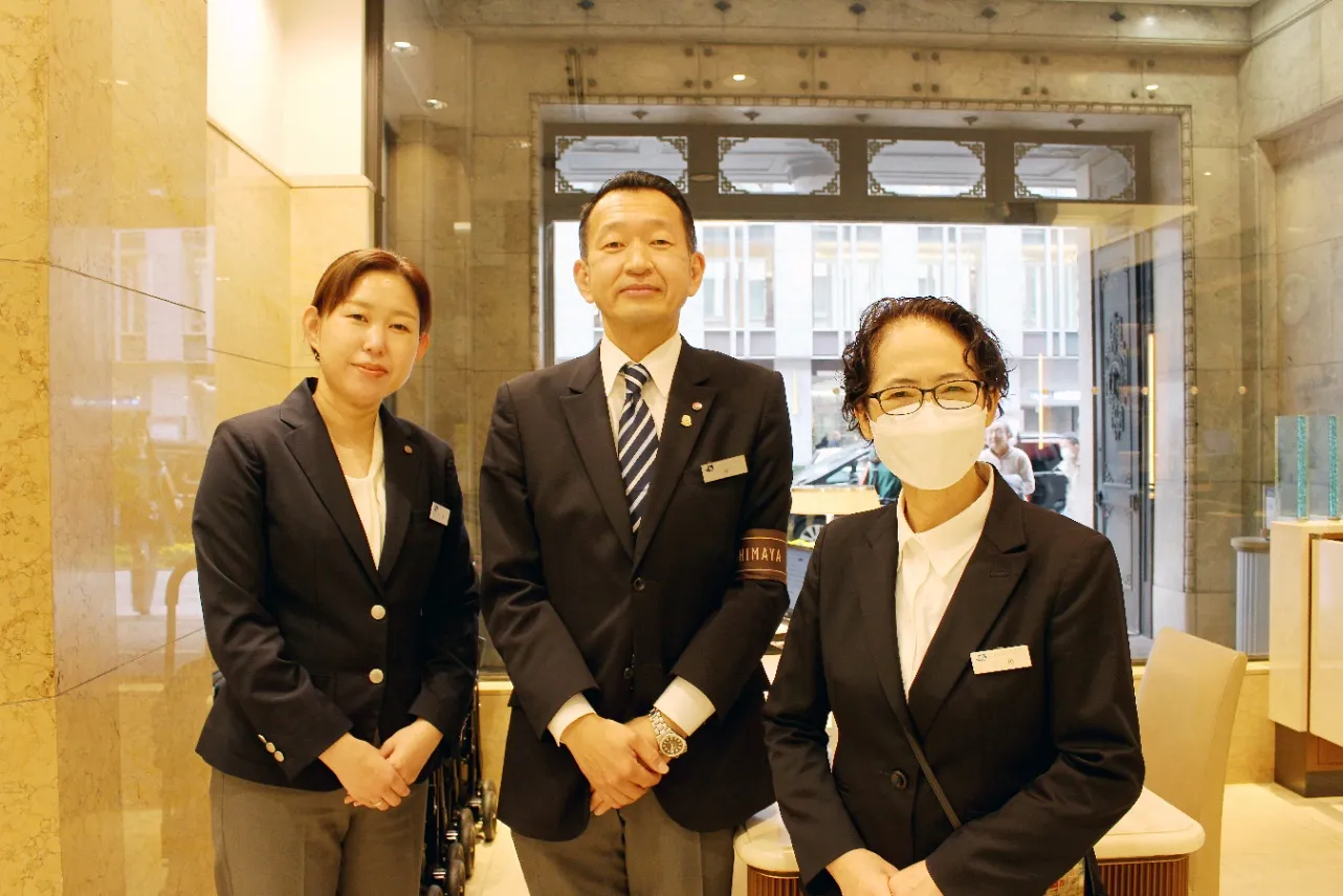 ▲同僚のコンシェルジュと共に