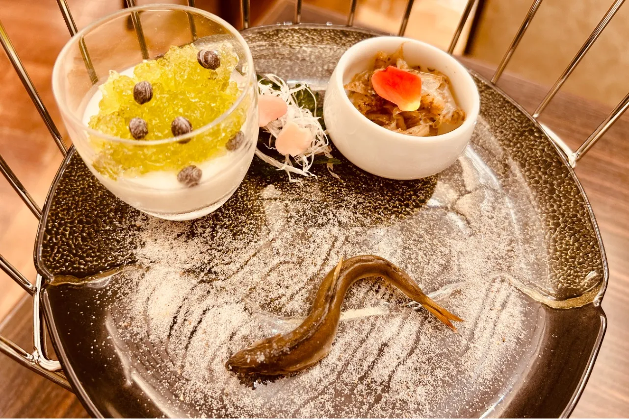 ▲上段メニュー「稚鮎の焼き物」「ピータンの甘酢新生姜添え」「クラゲの有馬山椒和え」「チョコミント杏仁豆腐」