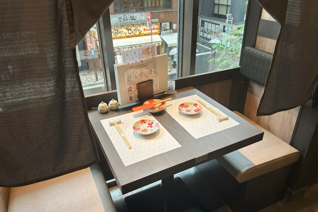 ▲半個室の2人用席(撮影:レッツエンジョイ東京編集部)