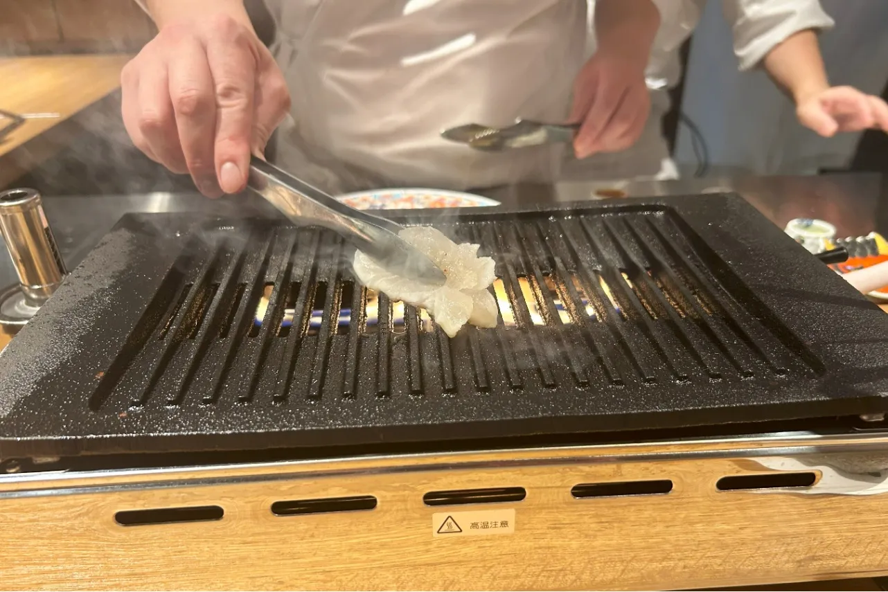 ▲目の前の焼き台で魚を焼き上げてくれる(撮影:レッツエンジョイ東京編集部)
