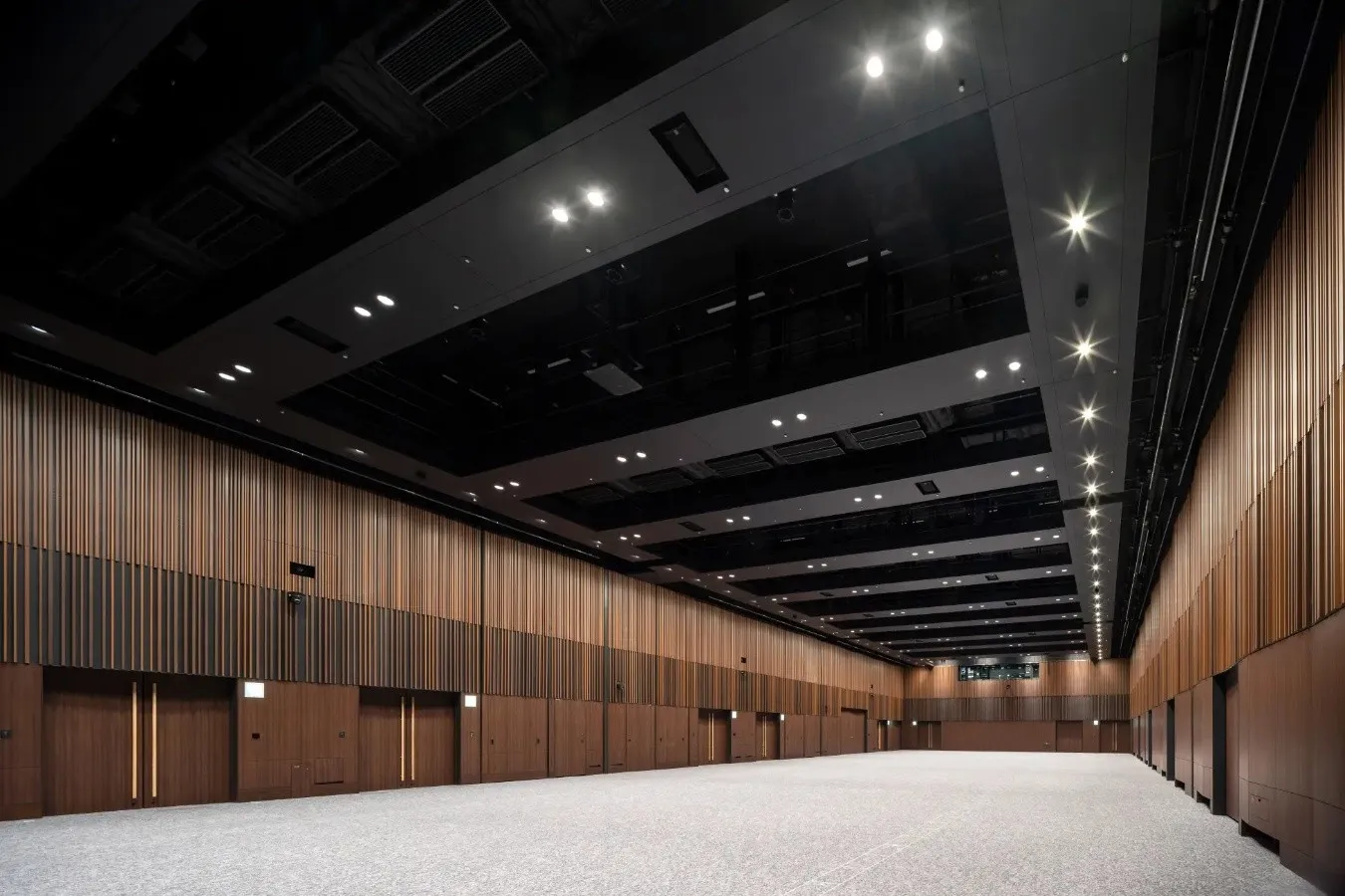 ▲「TO YAESU HALL」
