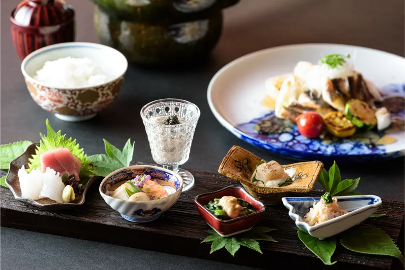 薪と炭が織りなす“ゆらぎ”の日本料理専門店「銀座 炎 田むら」オープン